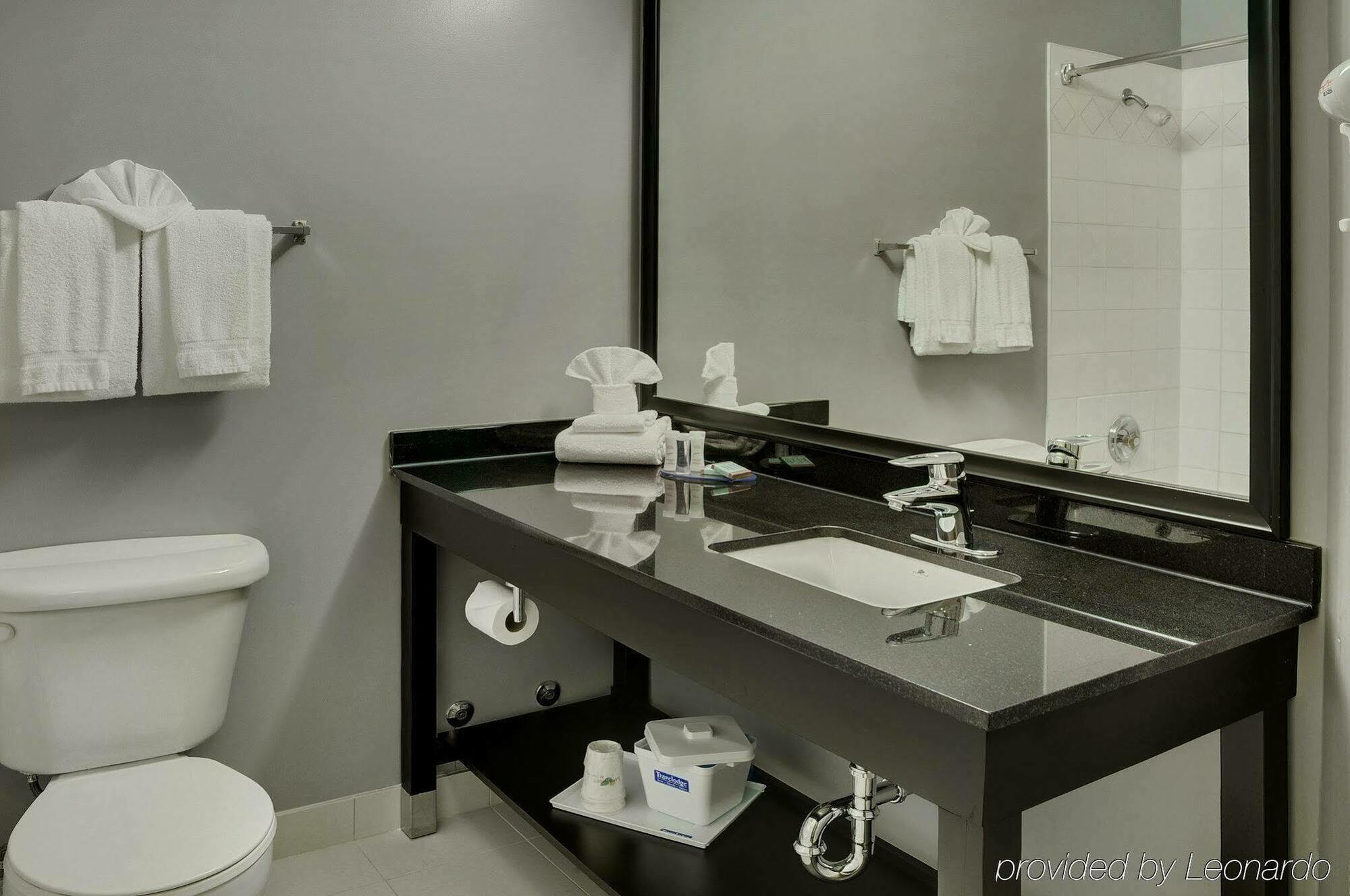 Quality Inn นอร์ทเบย์ ภายนอก รูปภาพ
